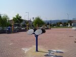 Όργανα εκγύμνασης για άτομα με αναπηρίες στο υπαίθριο γυμναστήριο στην Ελεούσα